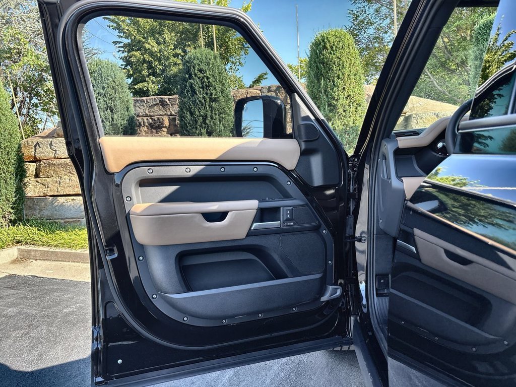 New 2026 Land Rover Defender 110 X-Dynamic SE AWD/4WD image 17