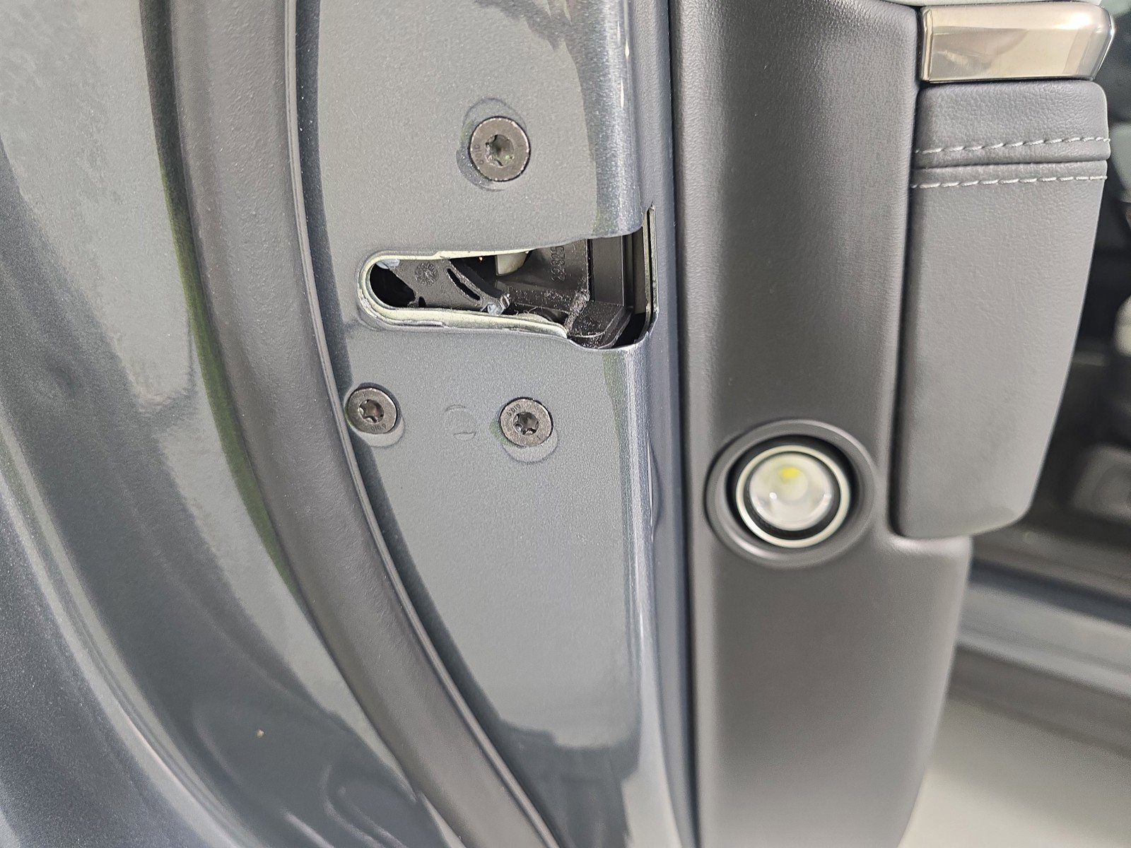 Used 2024 Rivian R1S Adventure AWD/4WD image 32