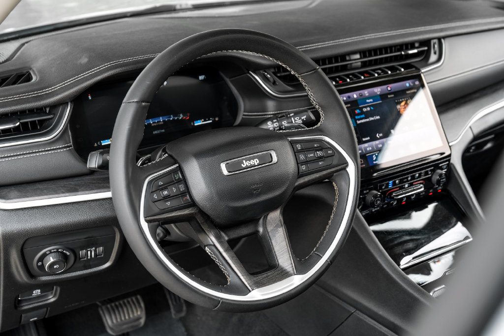 Used 2023 Jeep Grand Cherokee Limited w/ Luxury Tech Group II AWD/4WD image 4