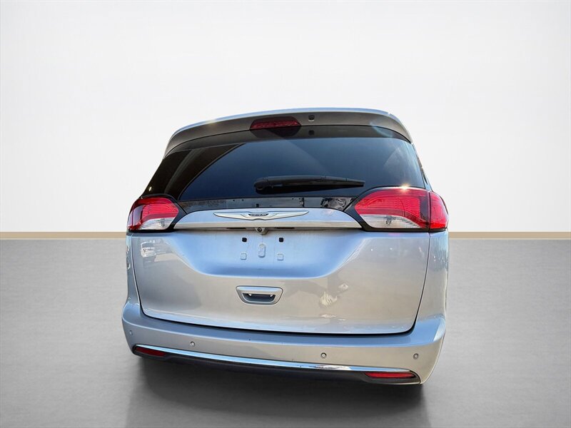 Used 2018 Chrysler Pacifica Touring-L image 5