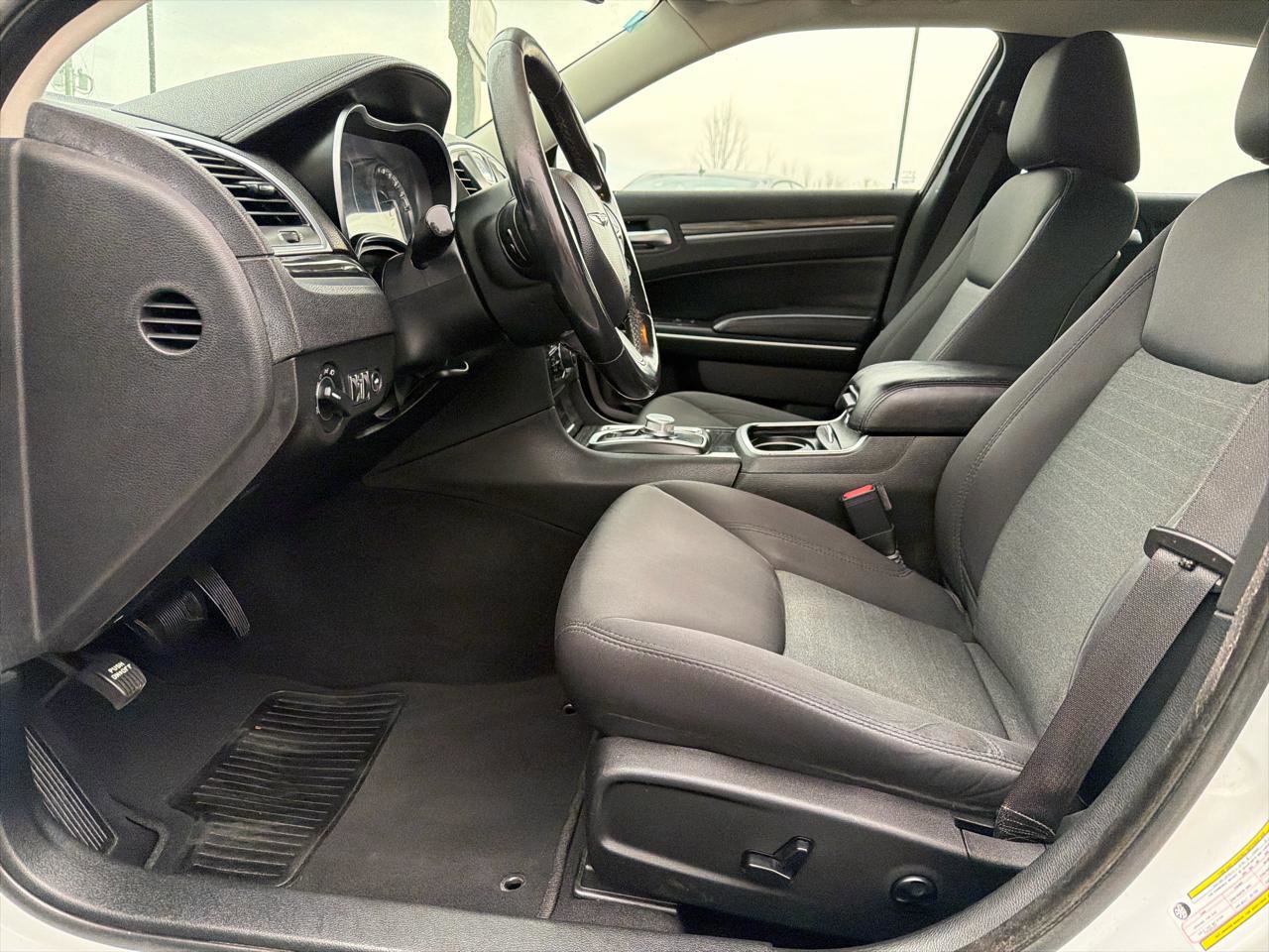 Used 2019 Chrysler 300 Touring w/ Sport Appearance Package image 18