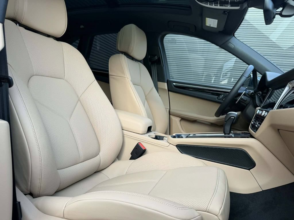 New 2026 Porsche Macan AWD/4WD image 17