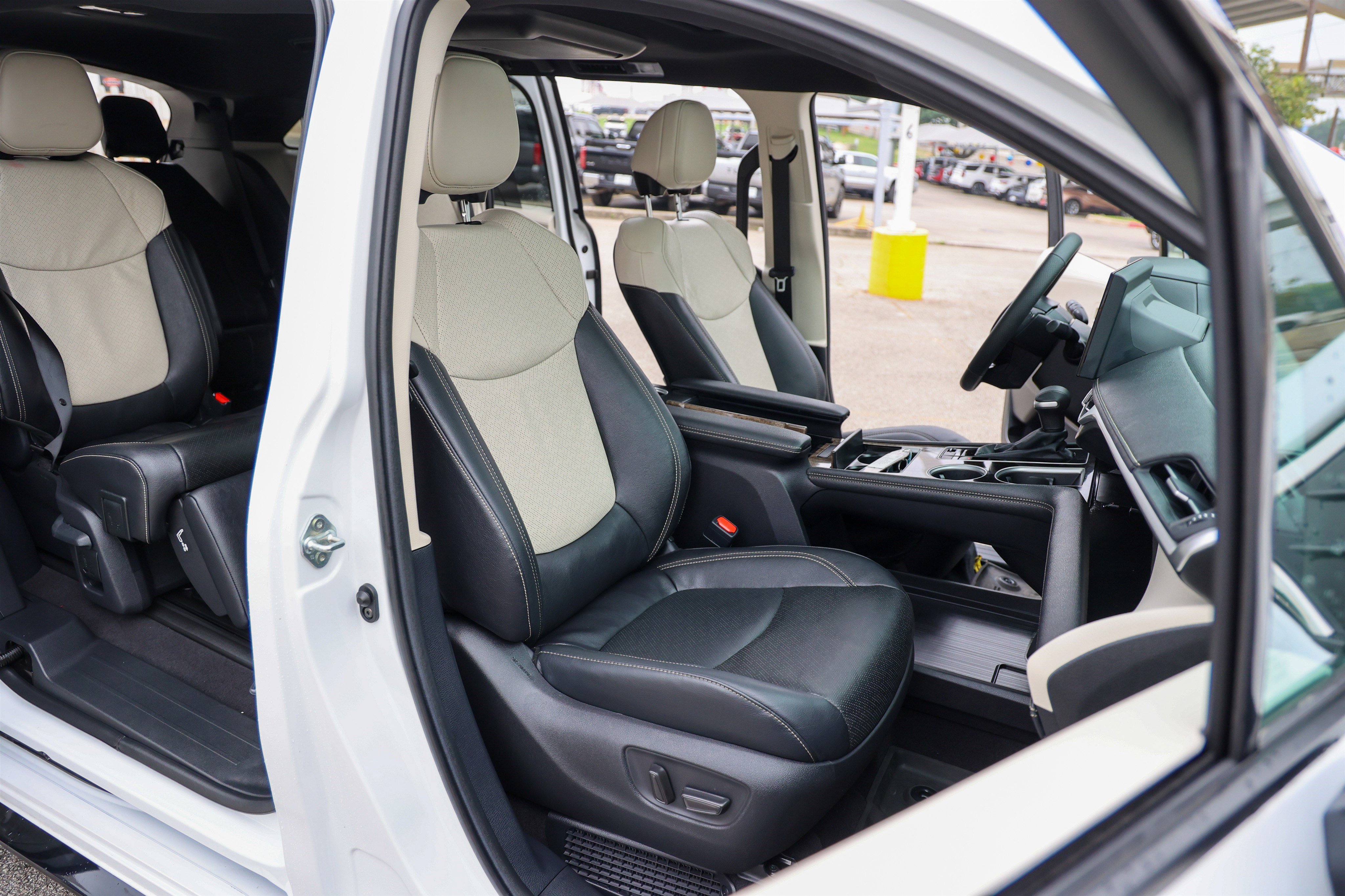 Used 2025 Toyota Sienna Platinum FWD image 49
