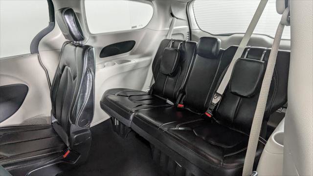 Used 2023 Chrysler Pacifica Touring-L FWD image 17