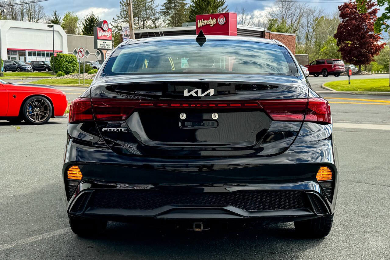 Used 2022 Kia Forte LXS w/ LXS Technology Package FWD image 5