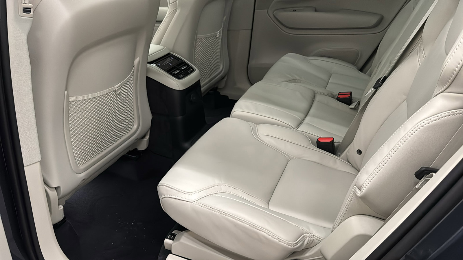 New 2026 Volvo XC90 T8 Ultra w/ Protection Package Premier image 27