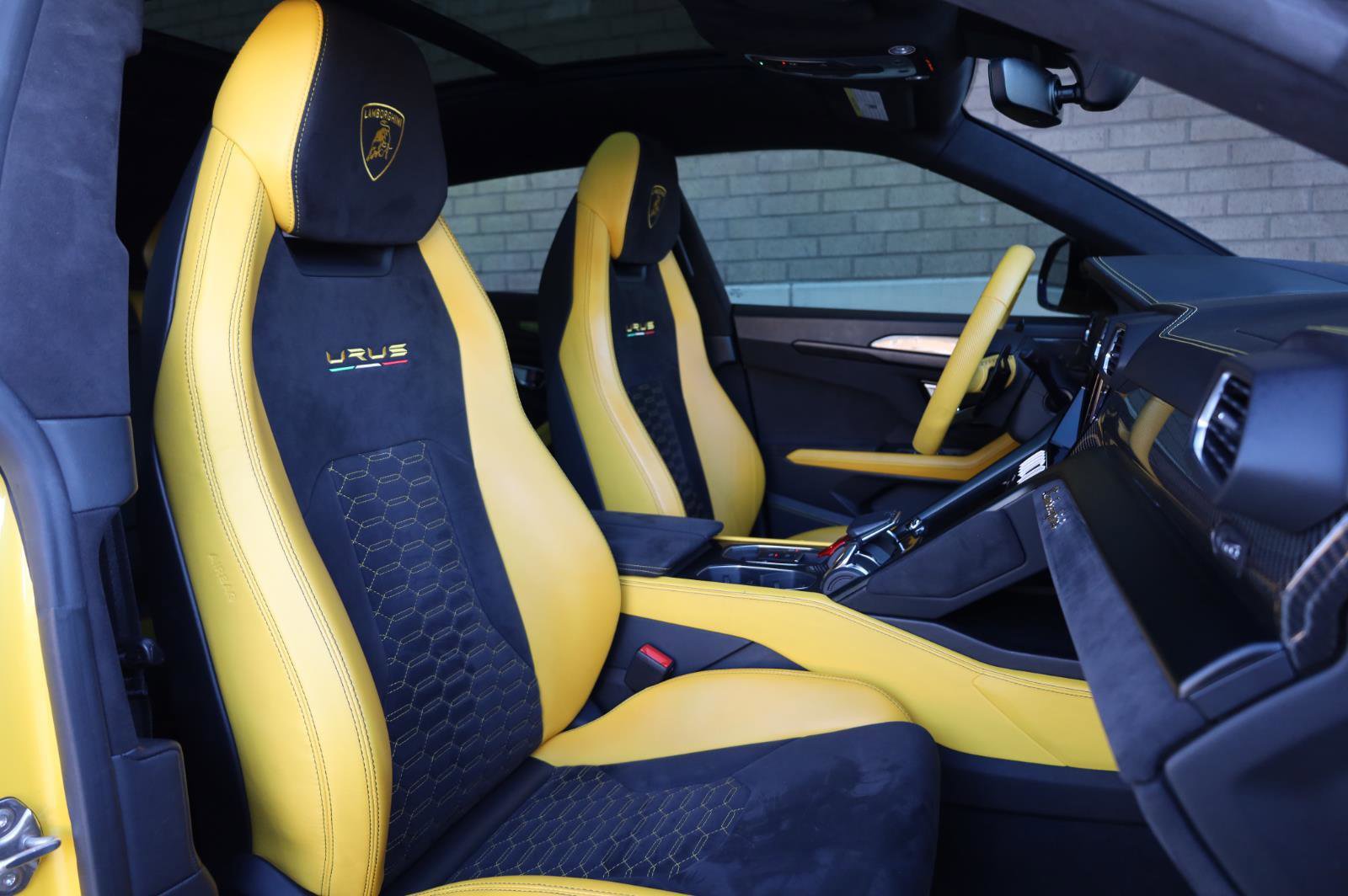Used 2021 Lamborghini Urus AWD/4WD image 37
