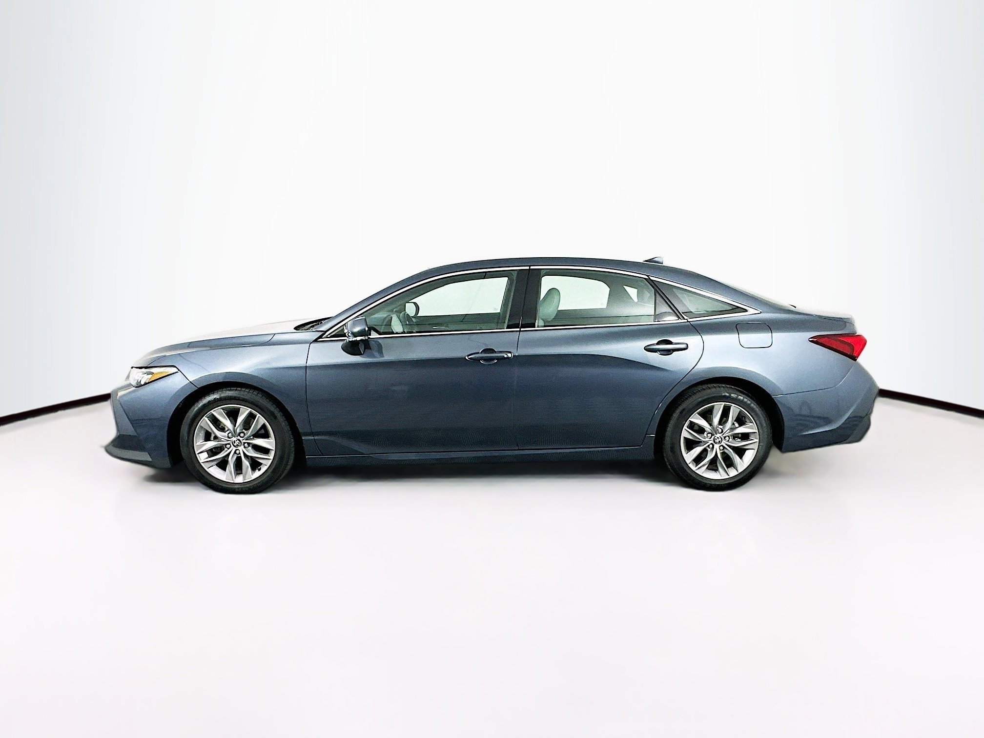 Used 2022 Toyota Avalon XLE image 4