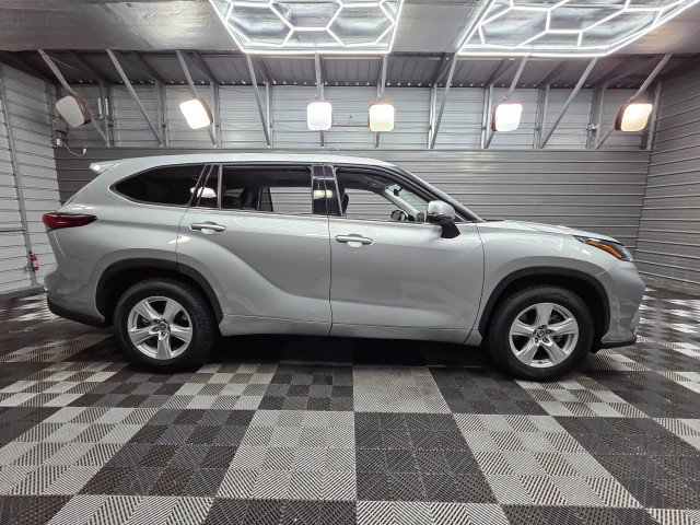 Used 2021 Toyota Highlander LE FWD image 9