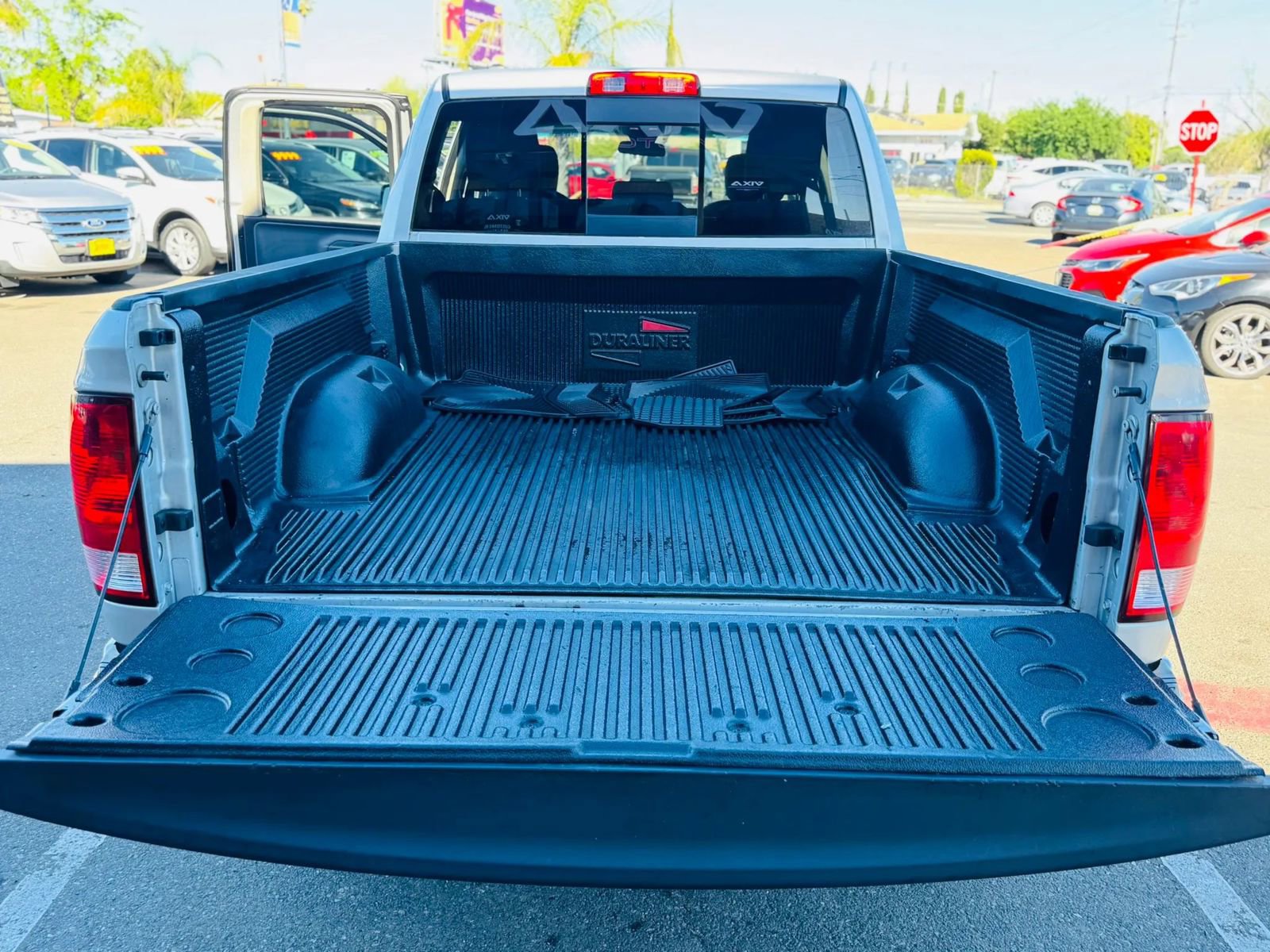 Used 2017 RAM 1500 Classic SLT AWD/4WD image 9
