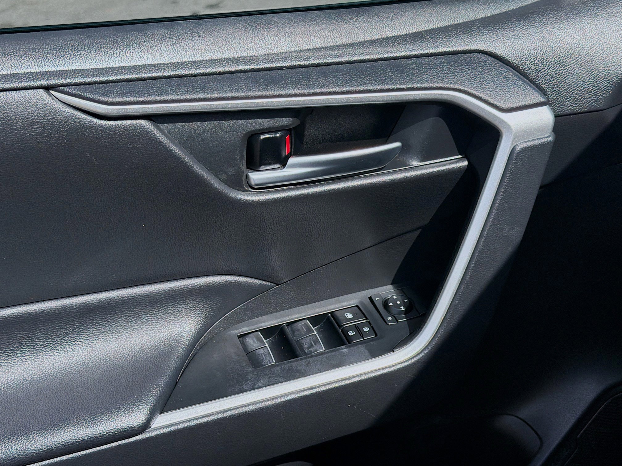 Used 2023 Toyota RAV4 Hybrid Woodland image 16