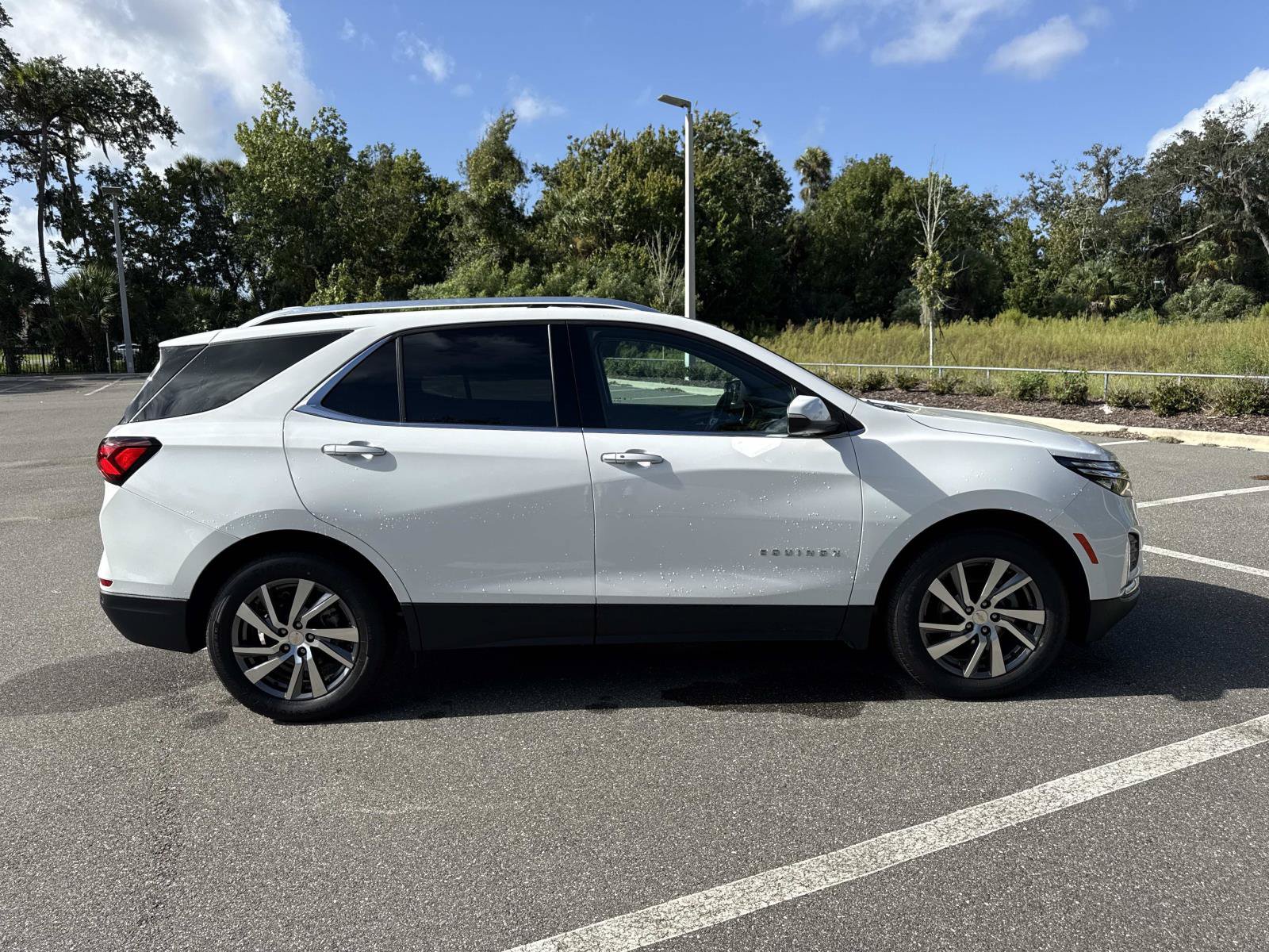 Used 2023 Chevrolet Equinox Premier FWD image 2