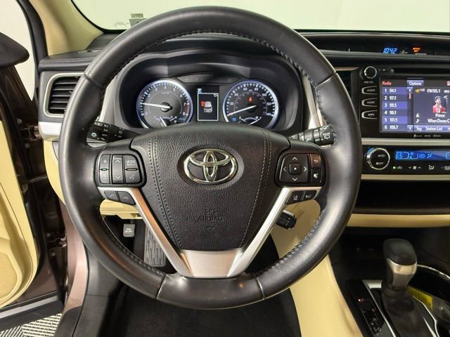 Used 2019 Toyota Highlander XLE FWD image 17