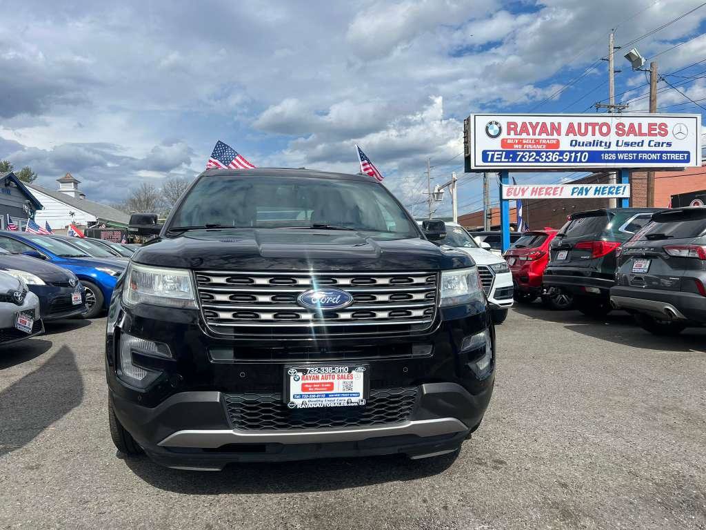 Used 2016 Ford Explorer XLT w/ Equipment Group 202A image 3