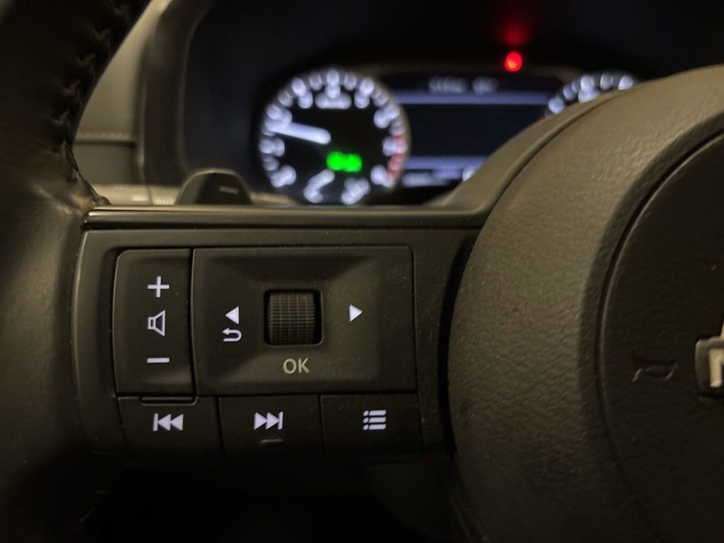 Used 2025 Nissan Pathfinder SV image 14