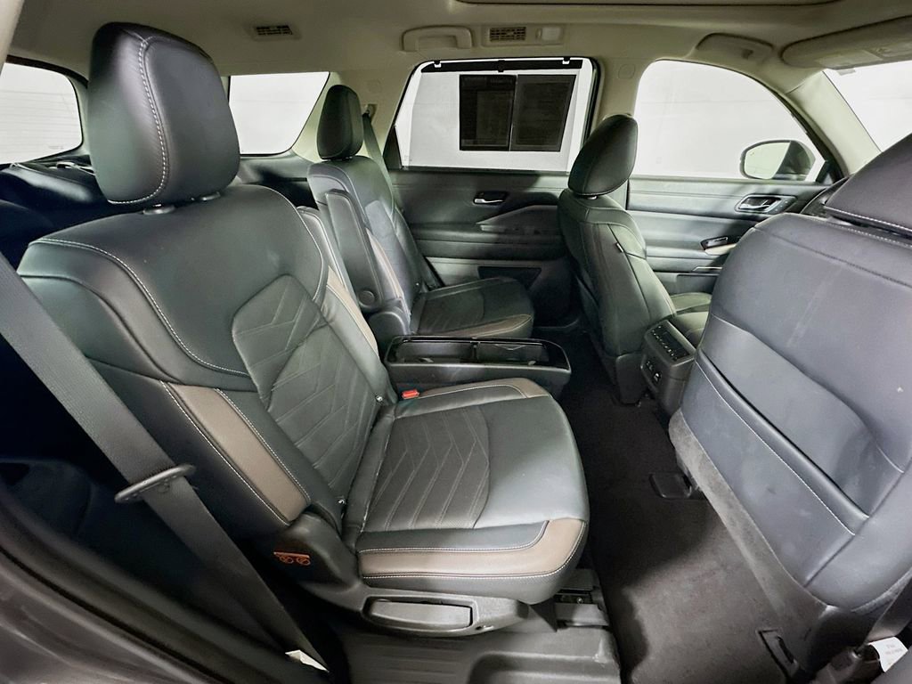 Used 2023 Nissan Pathfinder Platinum image 11