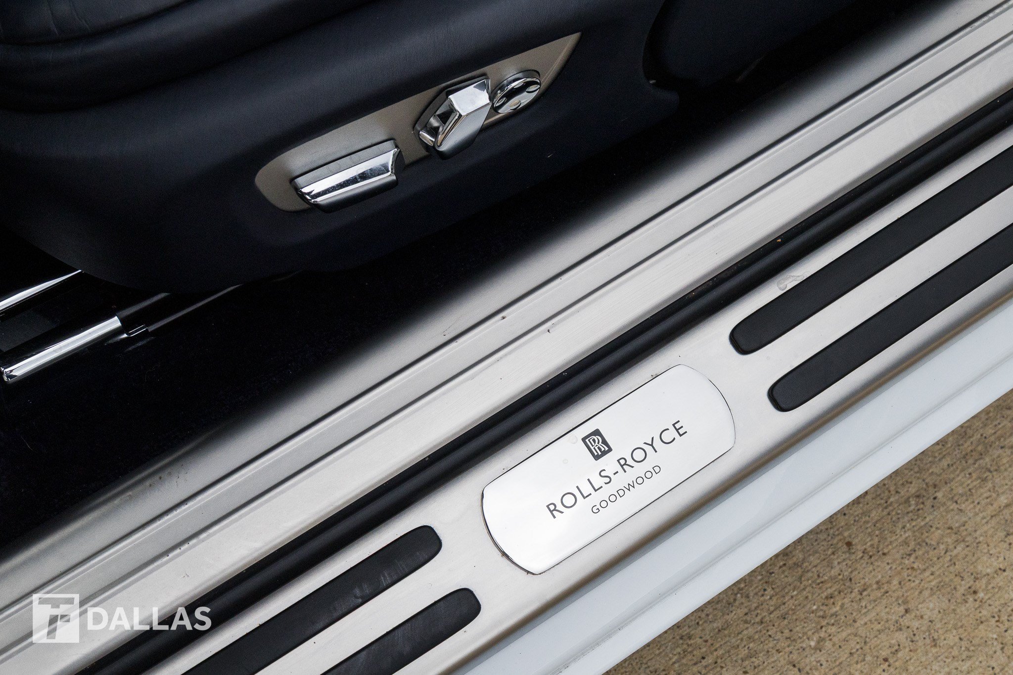 Used 2019 Rolls-Royce Dawn RWD image 20