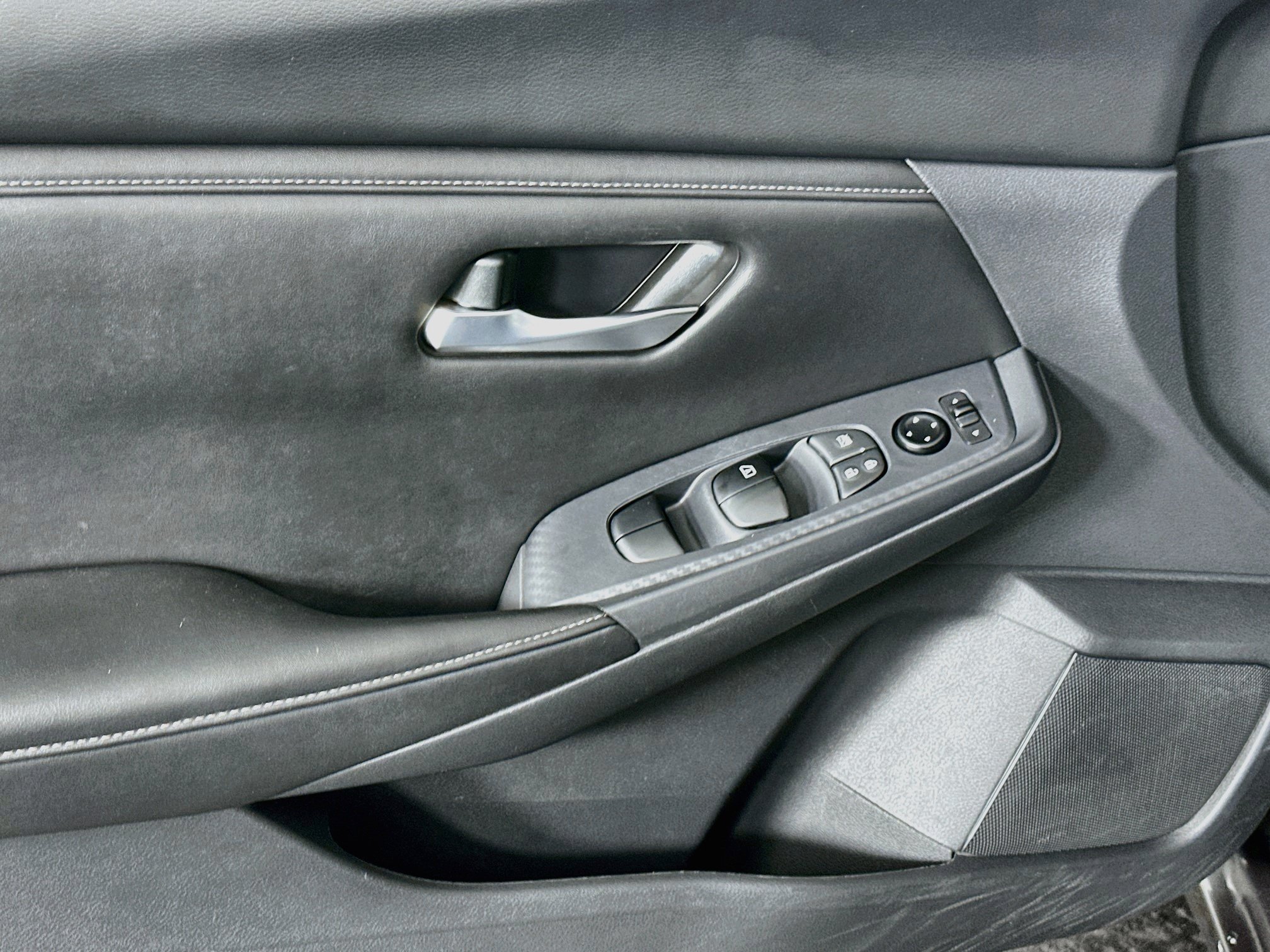 Used 2025 Nissan Sentra SV FWD image 15