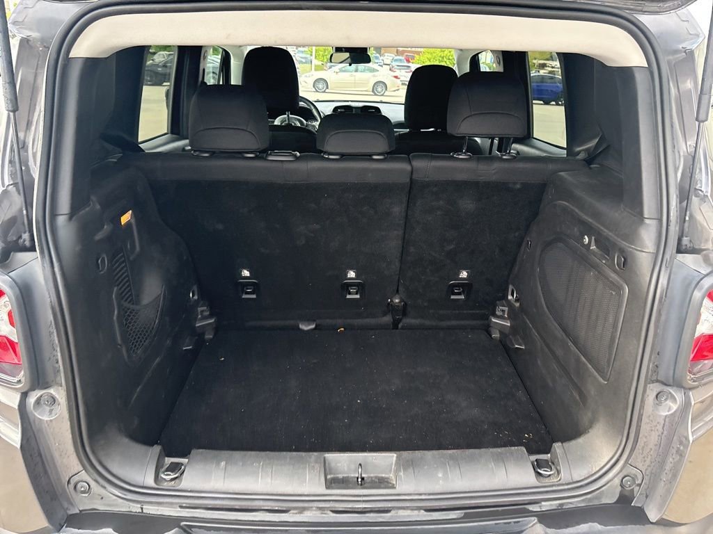 Used 2018 Jeep Renegade Altitude AWD/4WD image 38