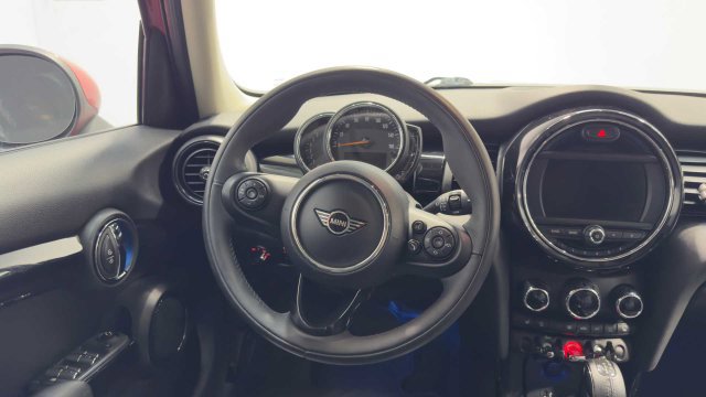 Used 2019 MINI Cooper 4-Door Hardtop w/ Signature Upholstery Package FWD image 18