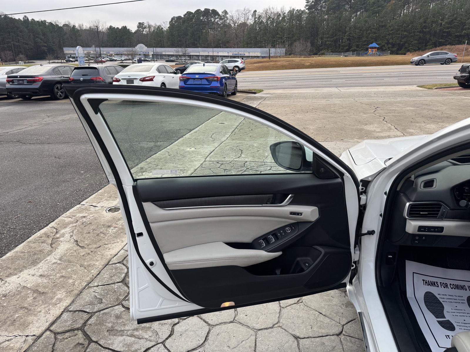 Used 2018 Honda Accord Touring image 6