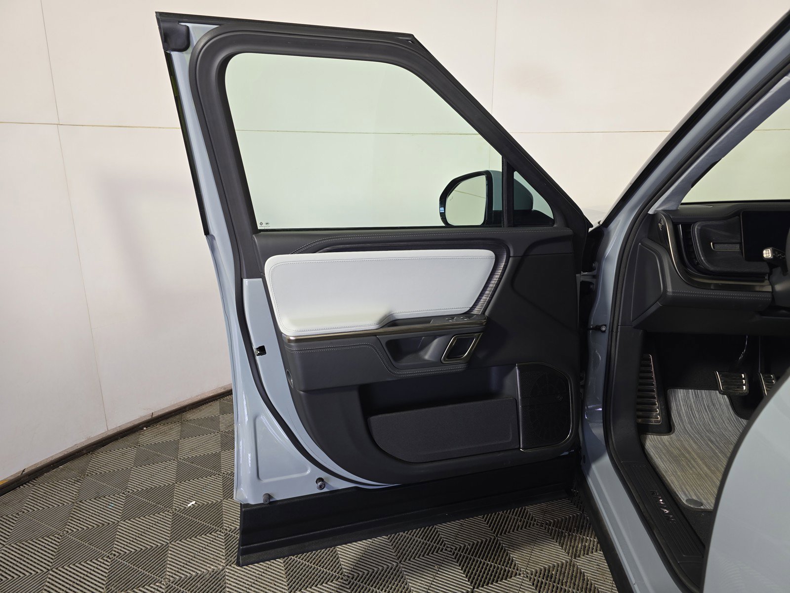 Used 2024 Rivian R1S Adventure AWD/4WD image 16