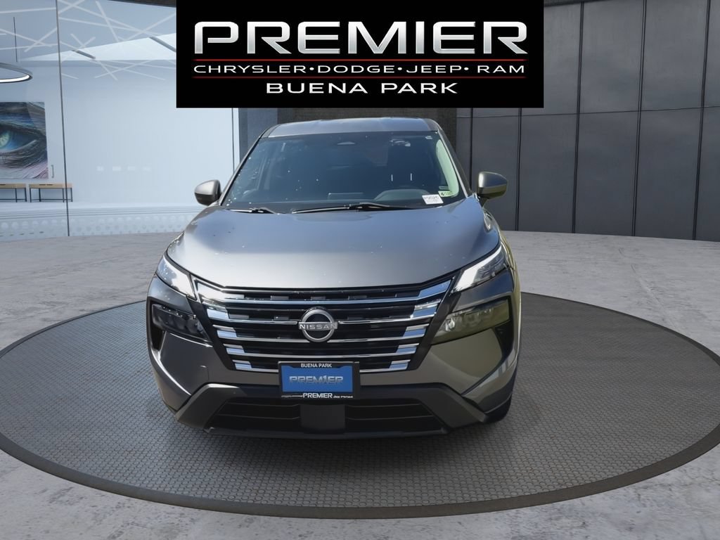 Used 2024 Nissan Rogue SV AWD/4WD image 3