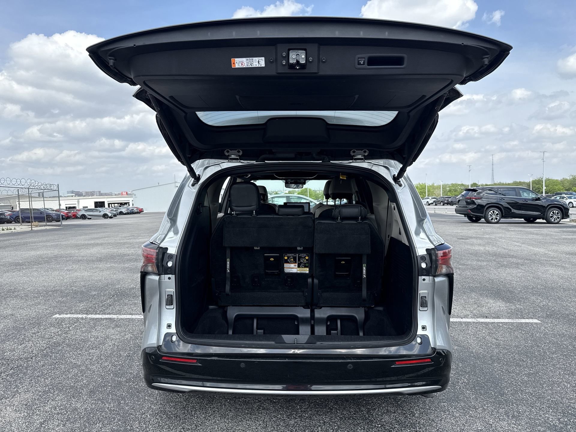 Used 2025 Toyota Sienna Platinum FWD image 21
