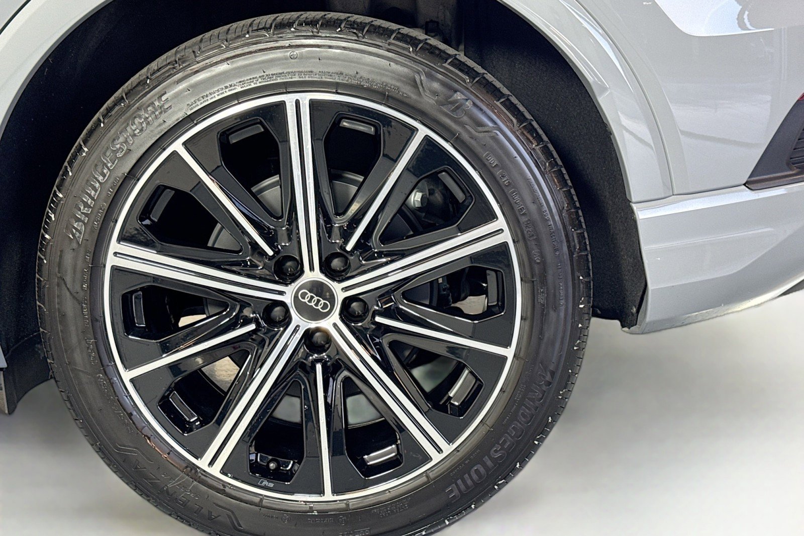 Used 2025 Audi Q4 e-tron Premium Plus image 30