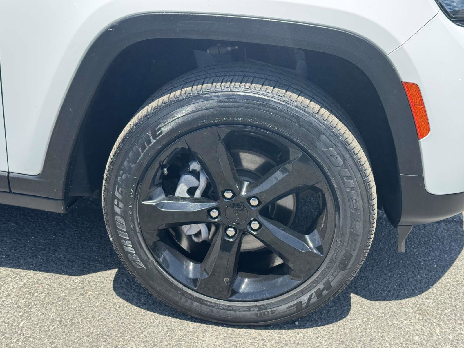Certified 2024 Jeep Grand Cherokee Altitude AWD/4WD image 9
