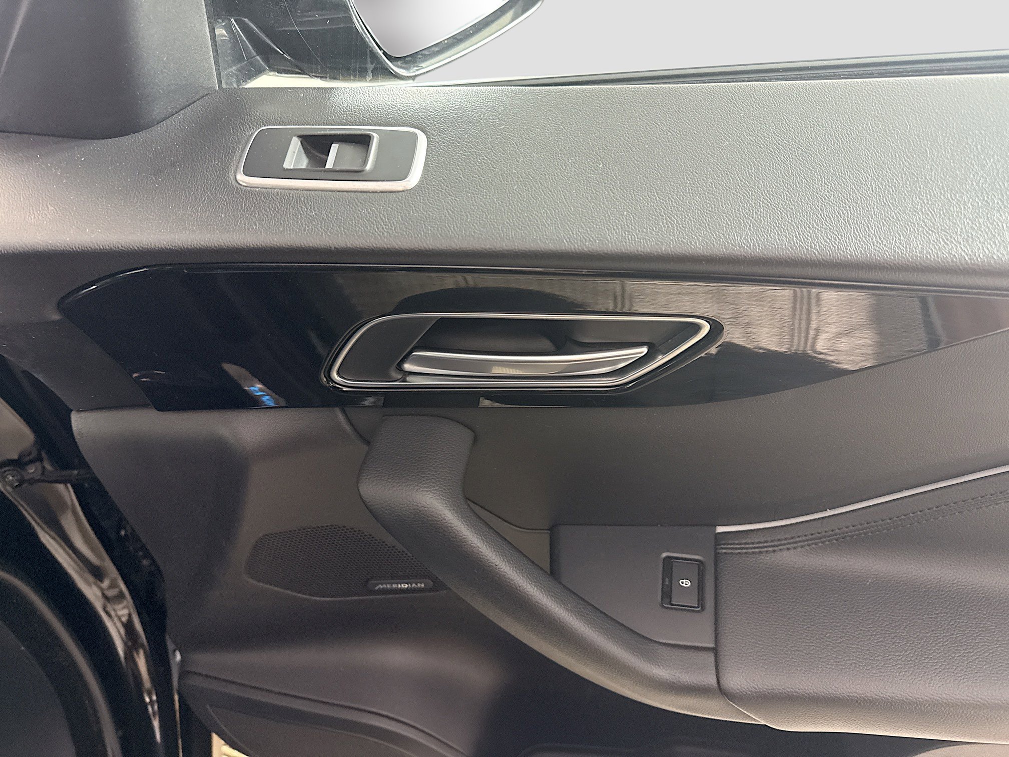 Used 2020 Jaguar F-PACE Premium image 31