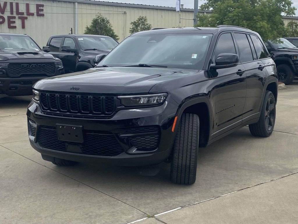 Used 2023 Jeep Grand Cherokee Altitude AWD/4WD image 38