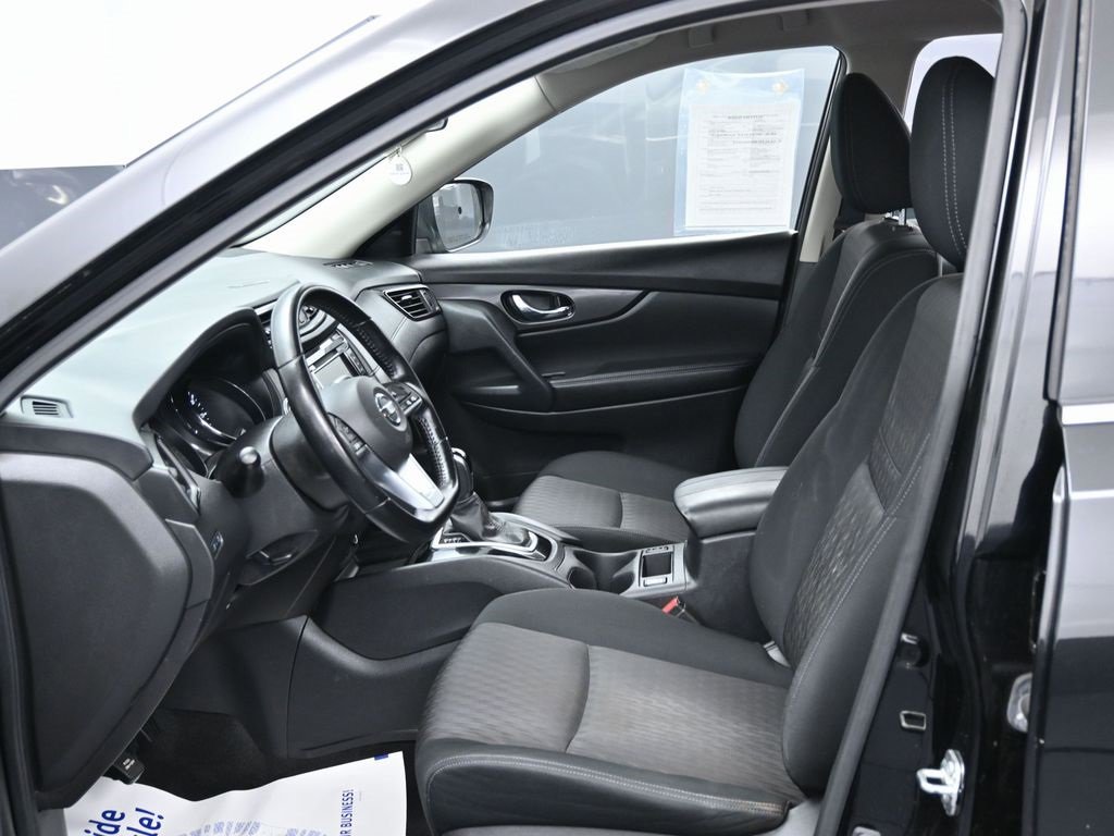 Used 2020 Nissan Rogue SV image 16