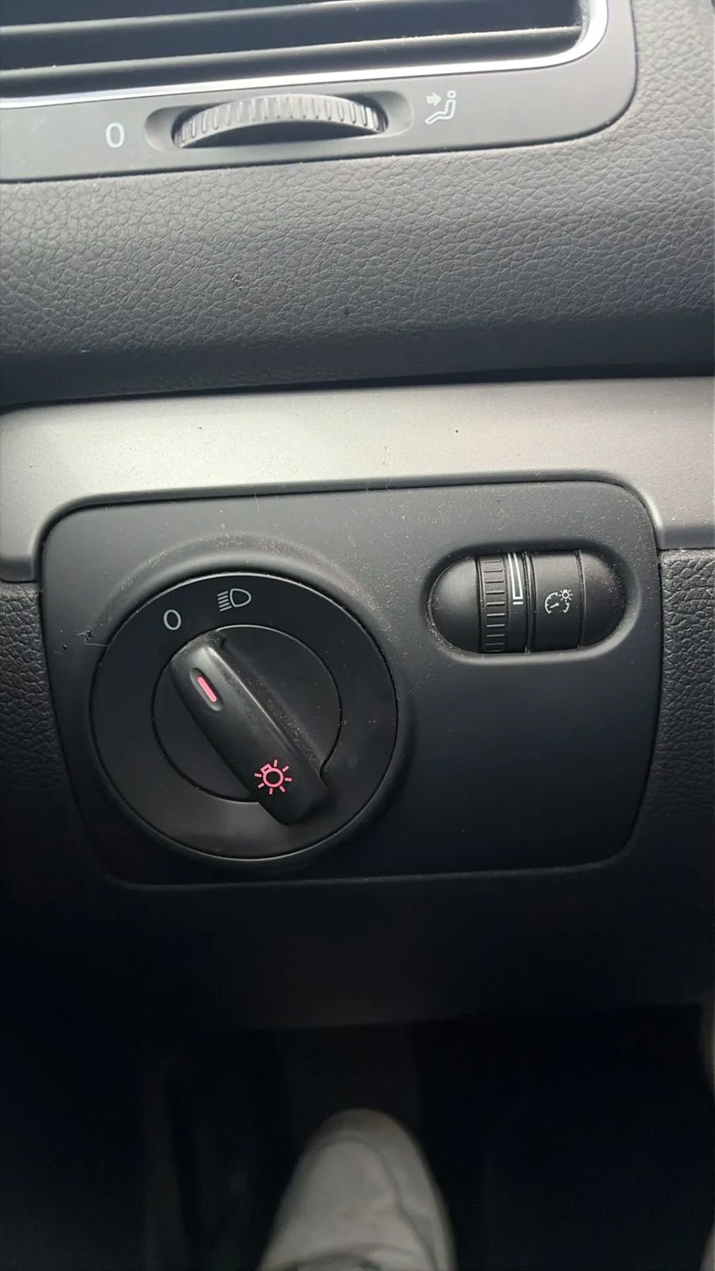 Used 2010 Volkswagen Golf 4-Door image 45