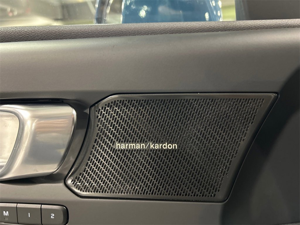 Certified 2024 Volvo XC40 B5 Plus w/ Protection Package Premier image 21