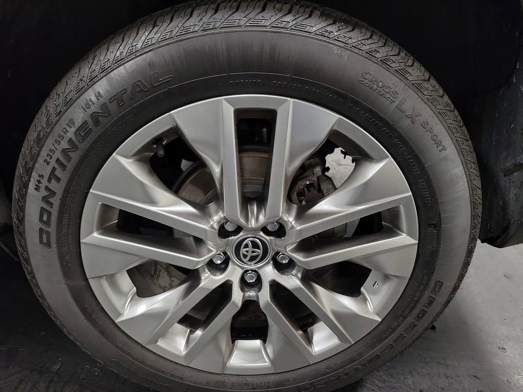 Used 2021 Toyota RAV4 XLE Premium image 10