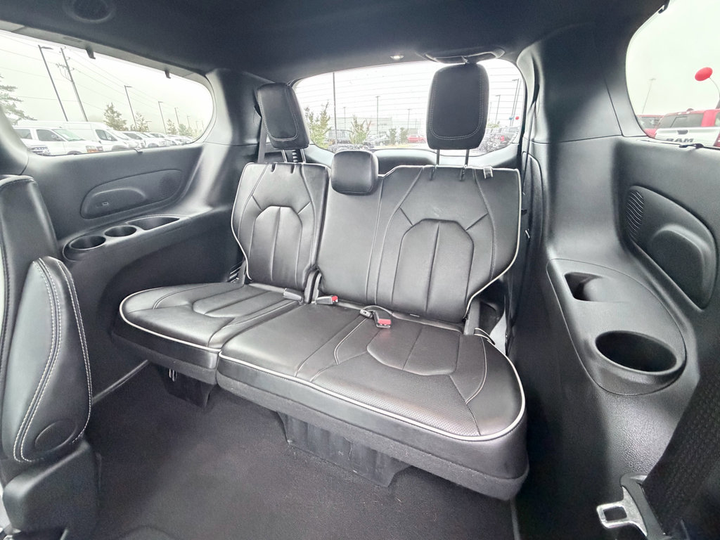 Used 2025 Chrysler Pacifica Limited FWD image 31