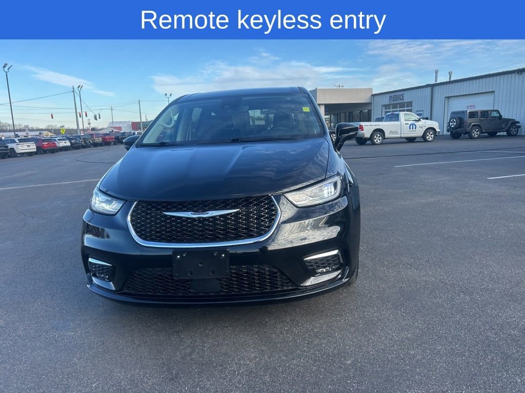 Used 2024 Chrysler Pacifica Touring-L image 9