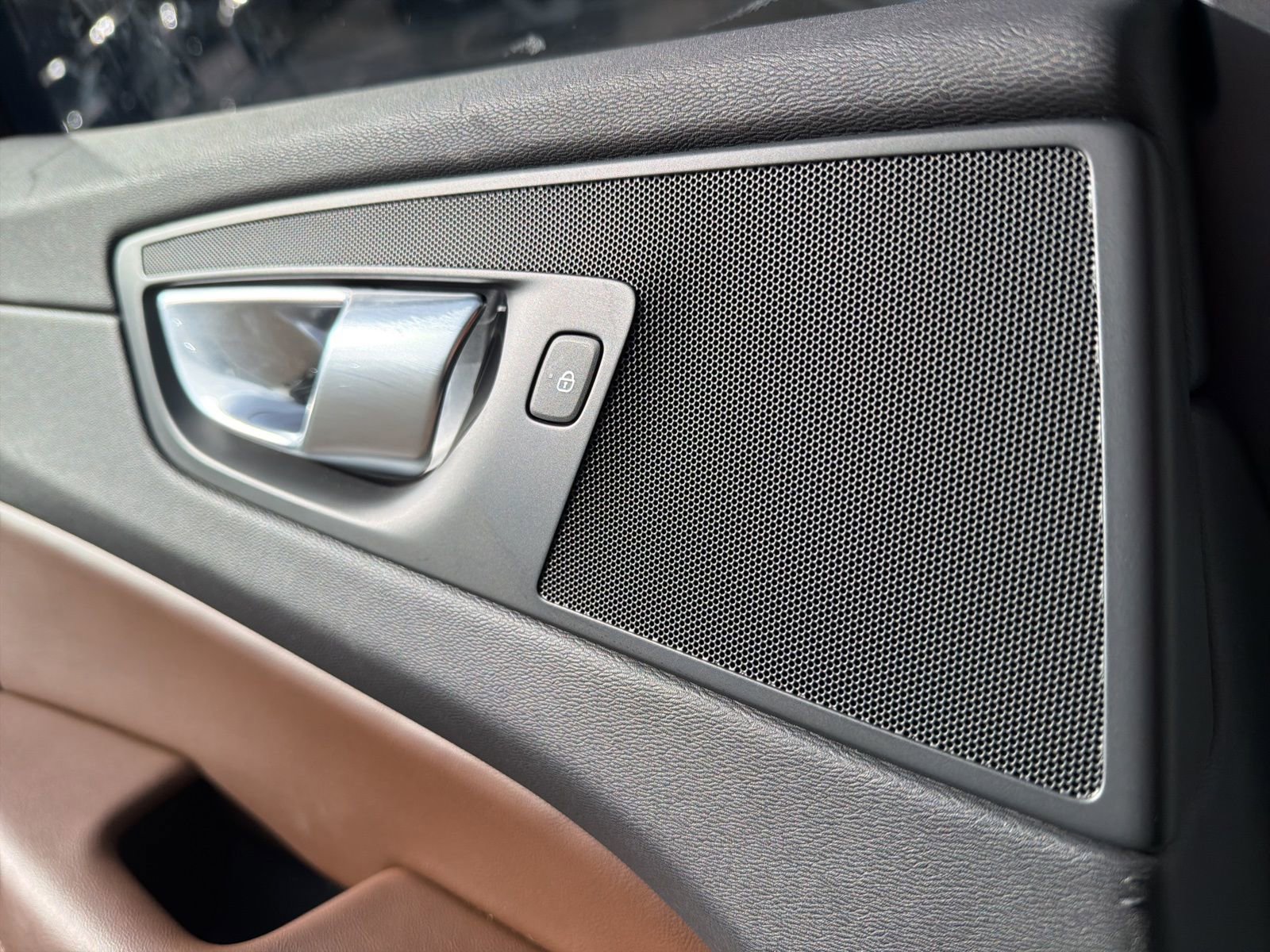 Certified 2025 Volvo XC60 T8 Plus w/ Protection Package Premier image 94