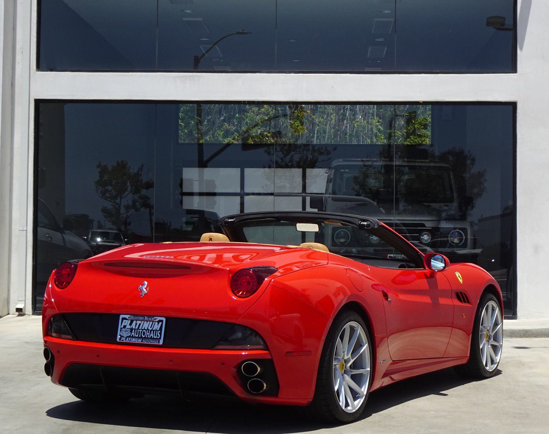 Used 2010 Ferrari California RWD image 8