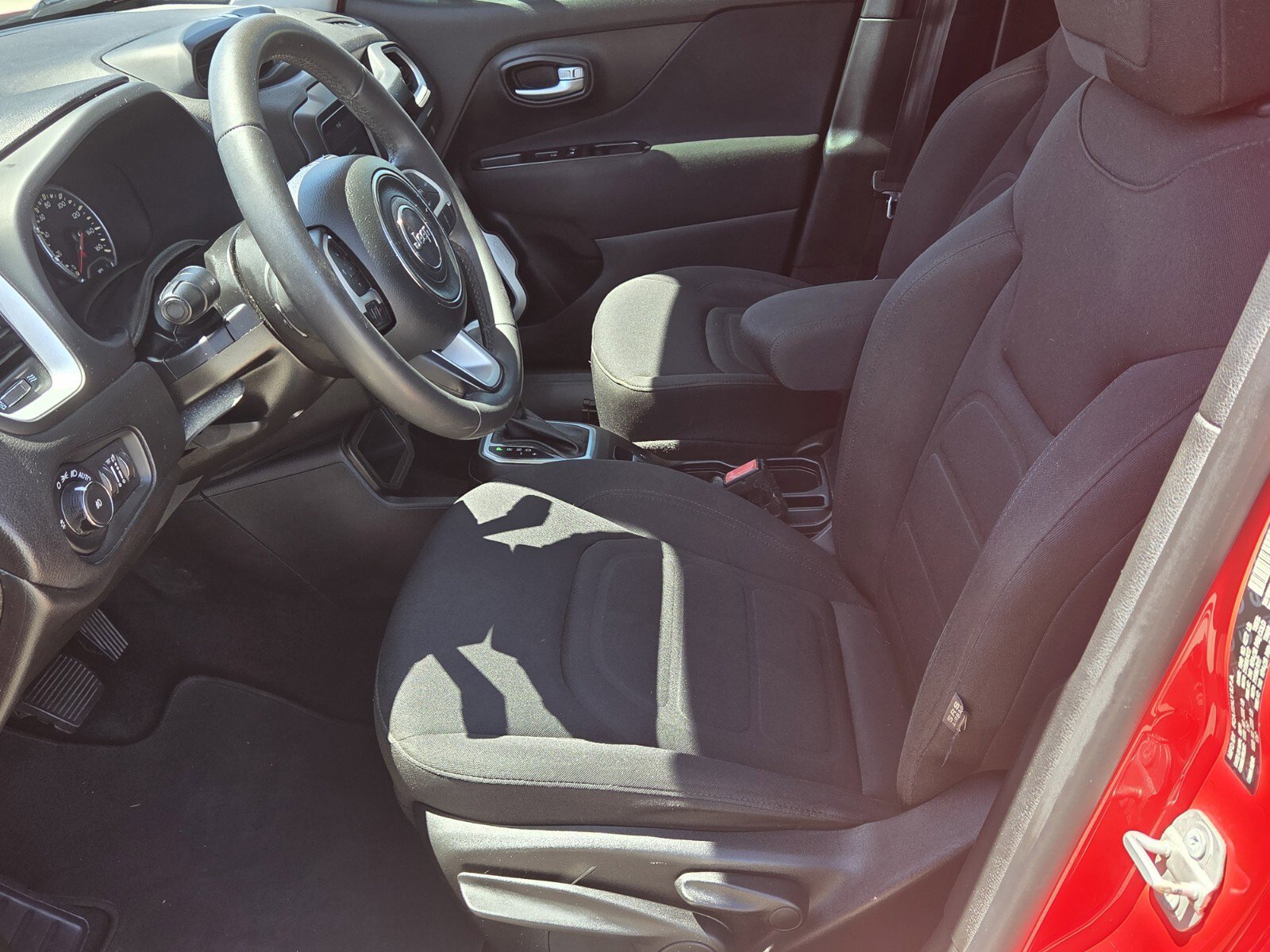 Used 2019 Jeep Renegade Latitude FWD image 4