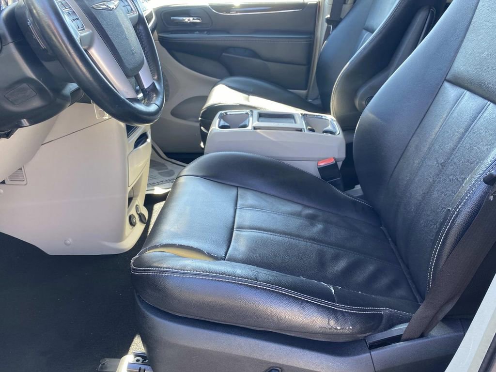 Used 2014 Chrysler Town & Country Touring image 20