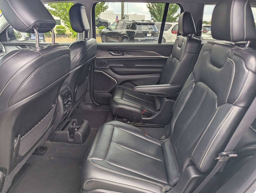Used 2022 Jeep Grand Cherokee L Limited w/ Black Appearance Package AWD/4WD image 13