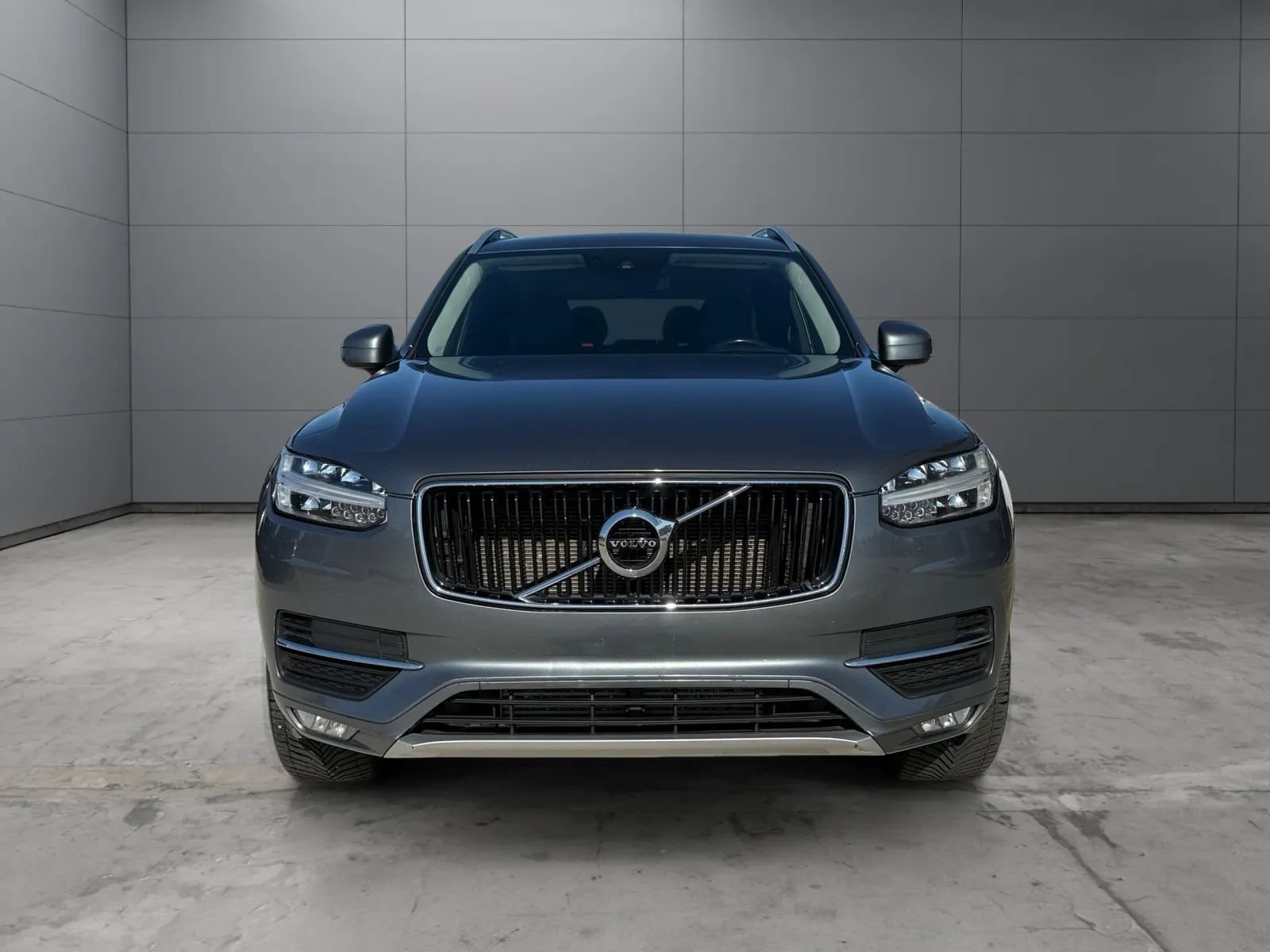 Used 2019 Volvo XC90 T5 Momentum w/ Multimedia Package AWD/4WD image 2