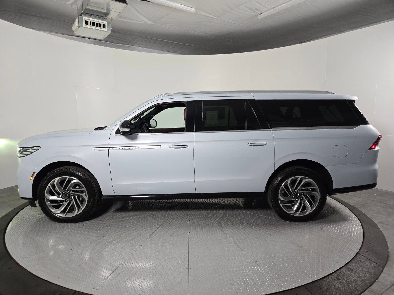 New 2026 Lincoln Navigator L Reserve AWD/4WD image 8