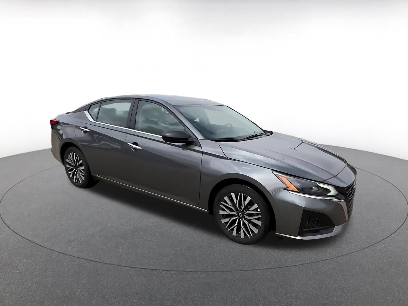 Used 2025 Nissan Altima 2.5 SV FWD image 2