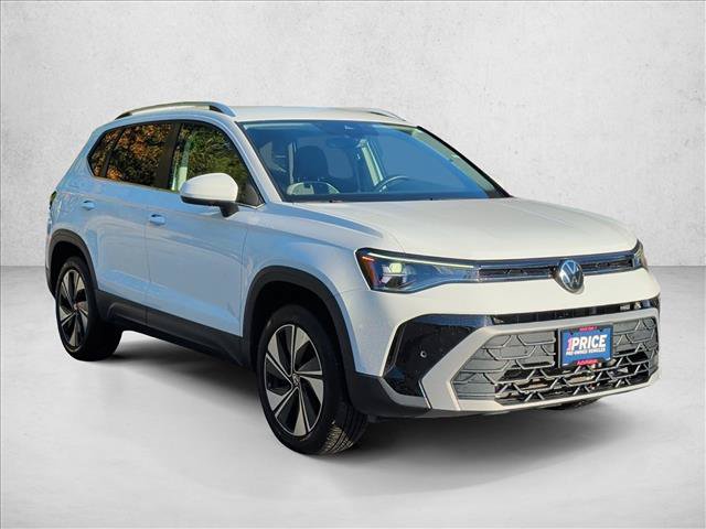 Used 2025 Volkswagen Taos SE AWD/4WD image 3