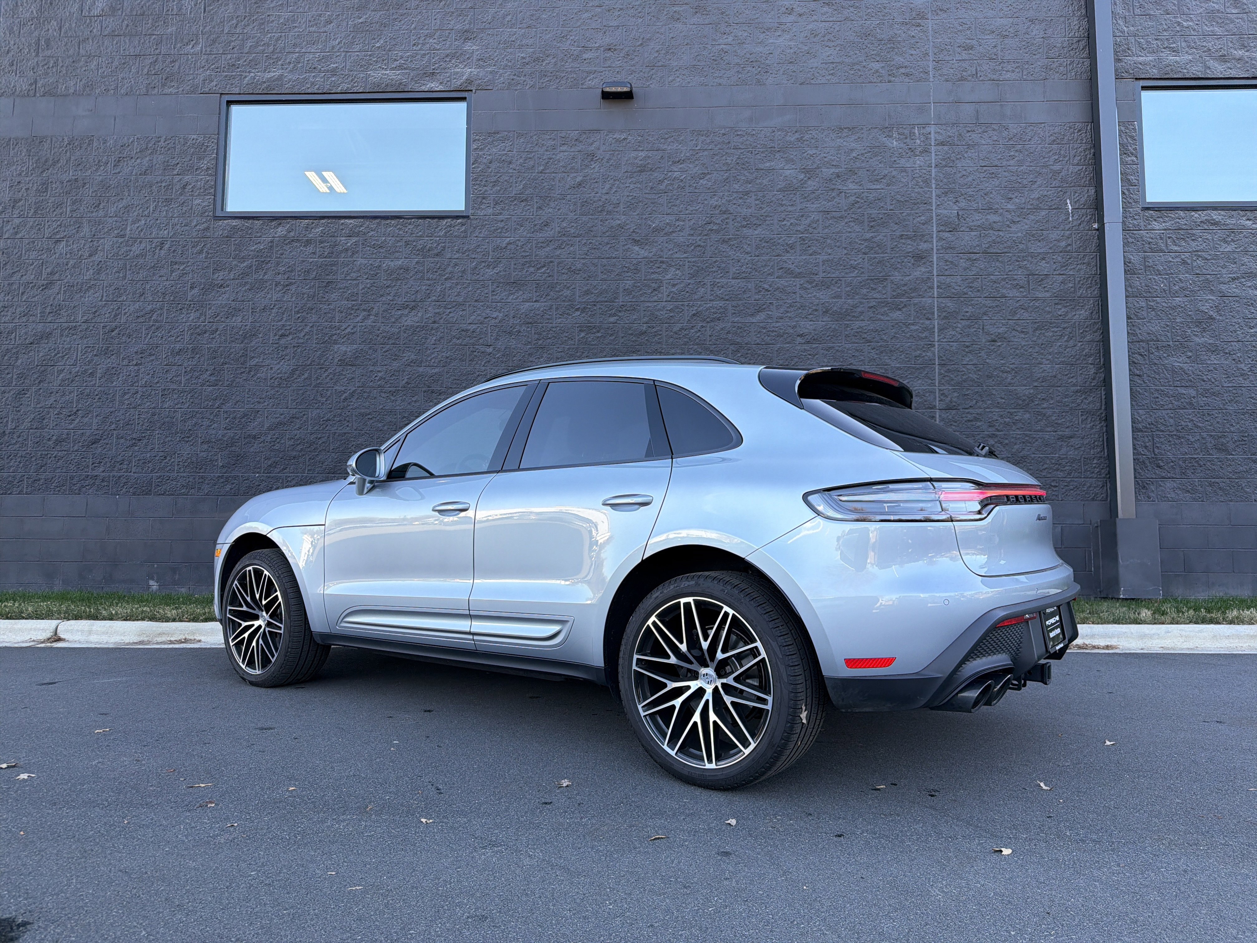 Certified 2025 Porsche Macan image 3
