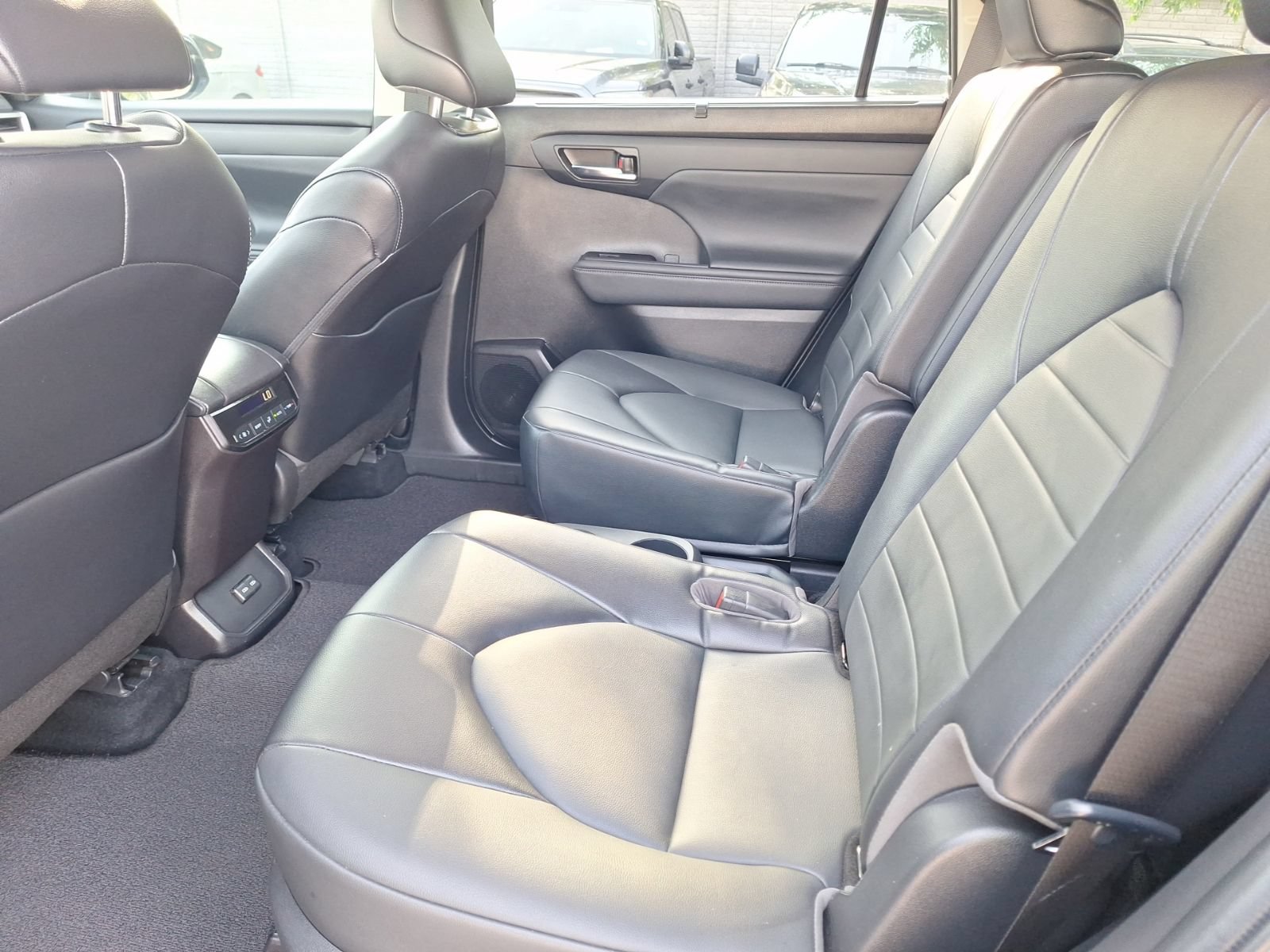 Used 2022 Toyota Highlander XLE FWD image 31