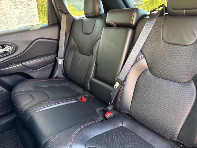 Used 2021 Jeep Cherokee Trailhawk AWD/4WD image 19